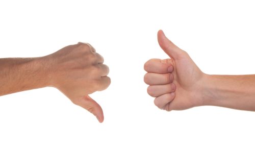 kciuki wskazujące za i przeciw pomagające wybrać oprocentowanie stałe czy zmienne